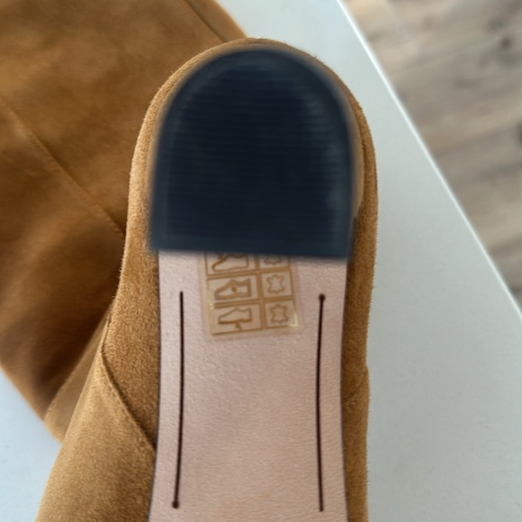 Beautiful Boots . Women’s boots only worn 1 time . Mostly in doors. - Picture 7 of 9